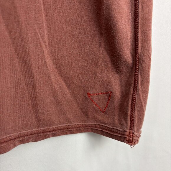 Guess XL Men Red Cotton V Neck Short Sleeve Triangle Abstract Graphic T Shirt - Picture 5 of 9